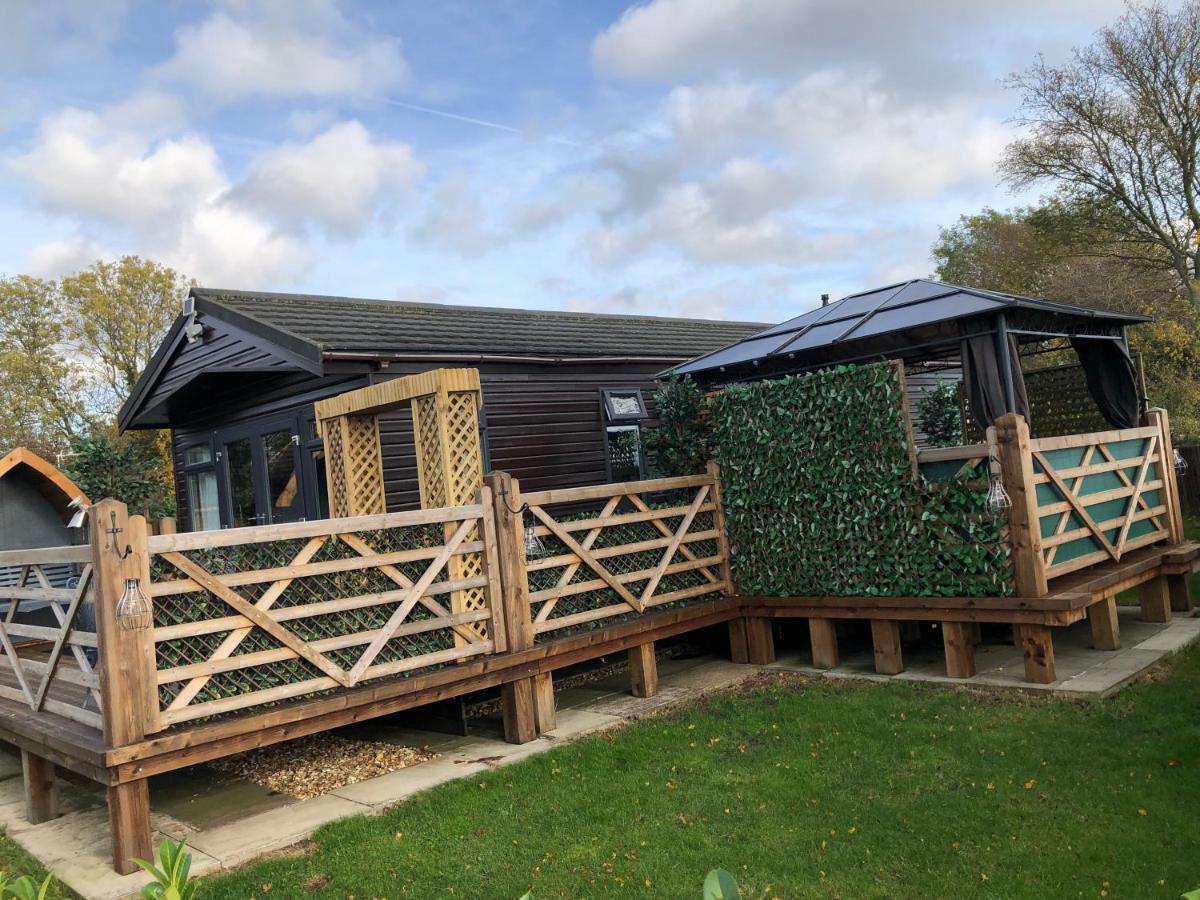 Peaceful Holiday Lodge With Hot Tub Upton  Exterior photo